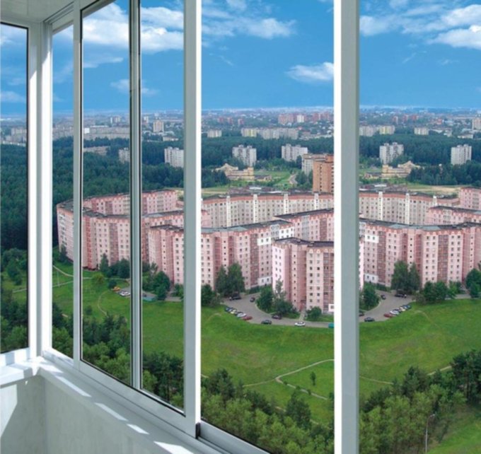 Чем лучше остеклить балкон